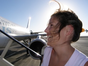 Magali monte dans l'avion