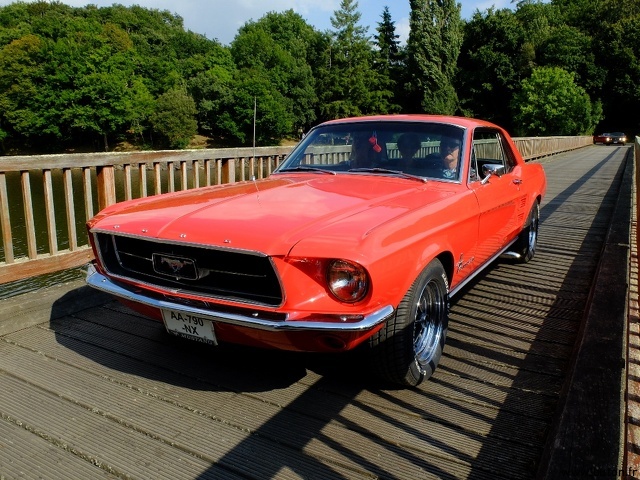 Mustang Rouge sur le pont de bois.jpg