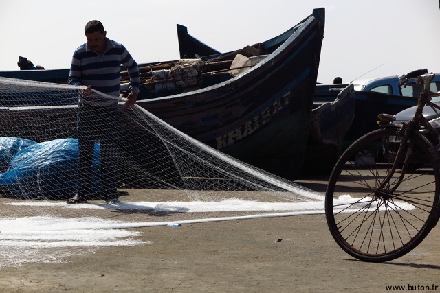 Ramendage de filet sur le port d\'Essaouira.JPG